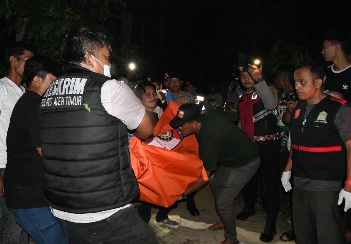 Evakuasi mayat korban pembunuhan di Aceh Timur