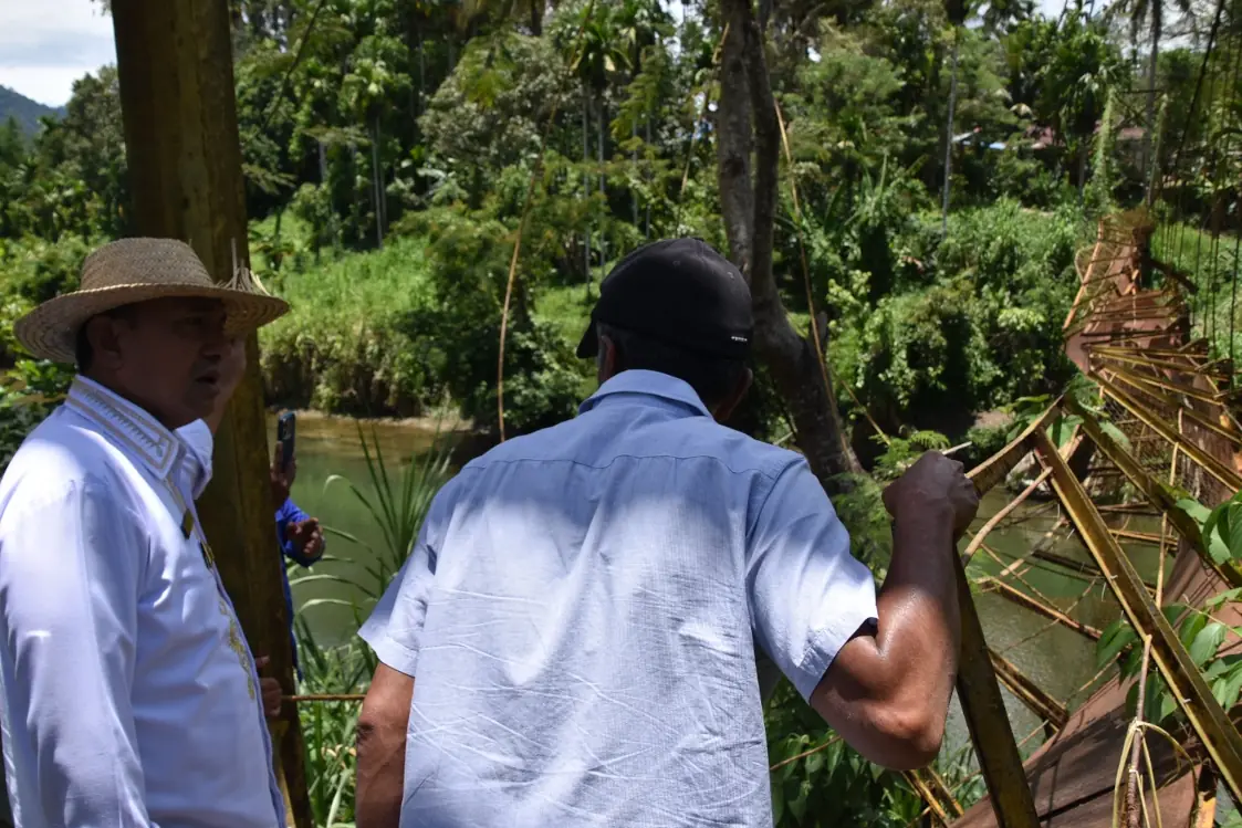 Muchsin melihat kondisi jembatan gantung