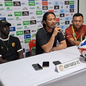 Pelatih Adhyaksa FC Ade Suhendra dan pemain Makan Konate