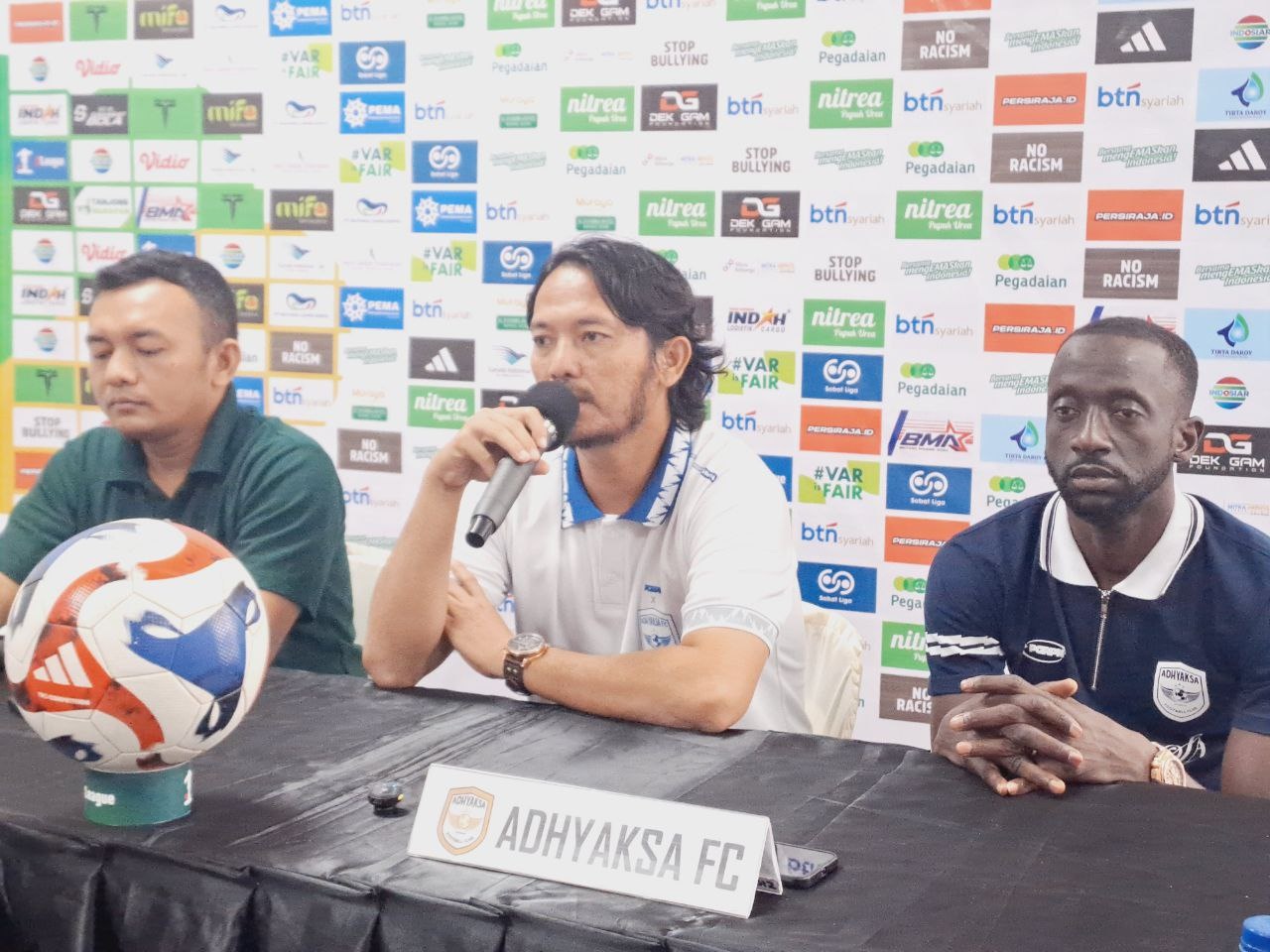 Pelatih Kepala Adhyaksa FC Ade Suhendra