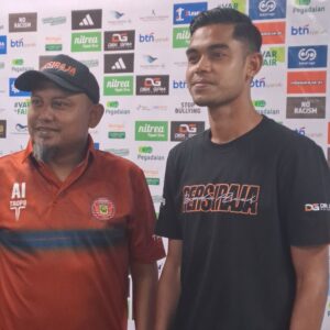 Pelatih Persiraja Akhyar Ilyas dan kapten Miftahul Hamdi