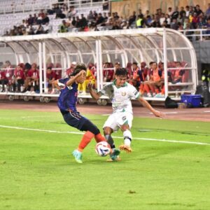 Pemain Persiraja berebut bola dengan Sumsel United