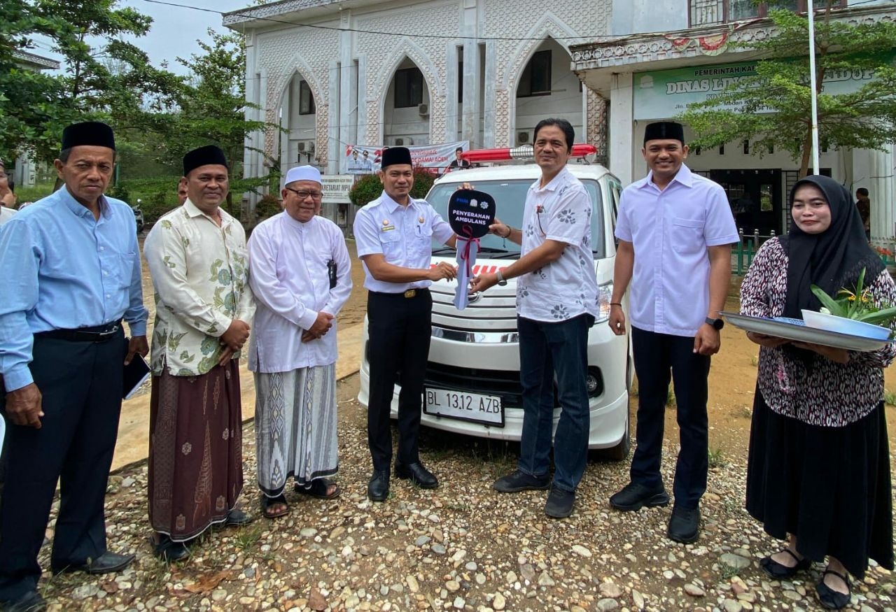 Penyerahan ambulans dari PT PNM kepada Wabup Aceh Timur