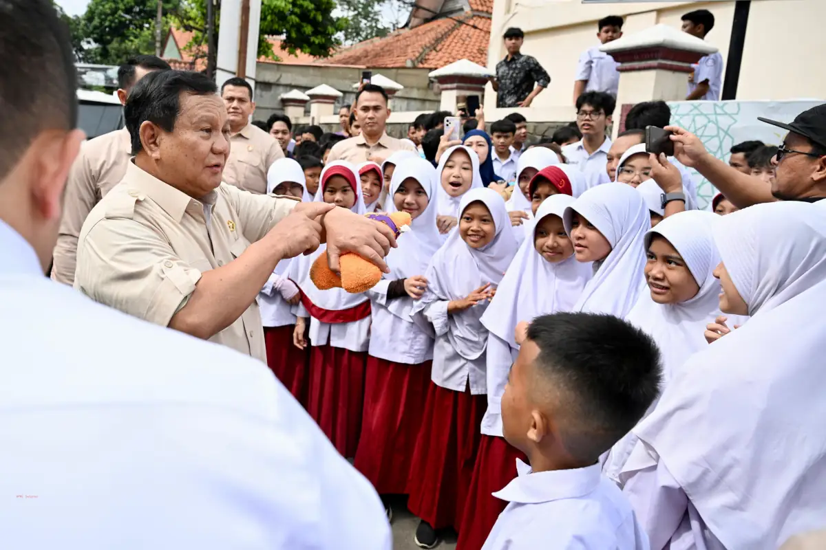 Presiden Prabowo bersama anak anak SD