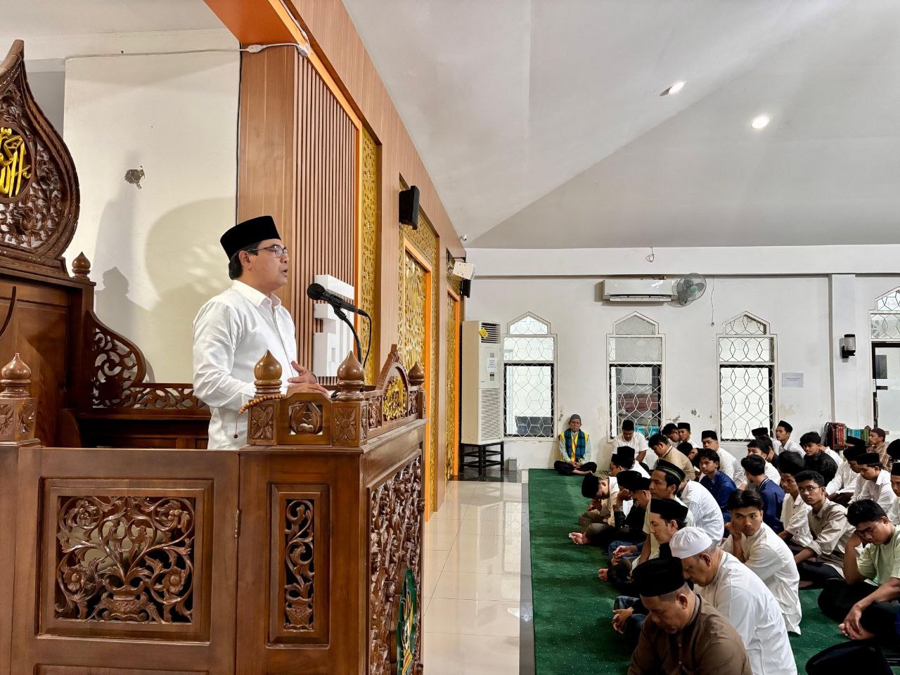 Rektor UIN Ar Raniry di hadapan mahasiswa baru