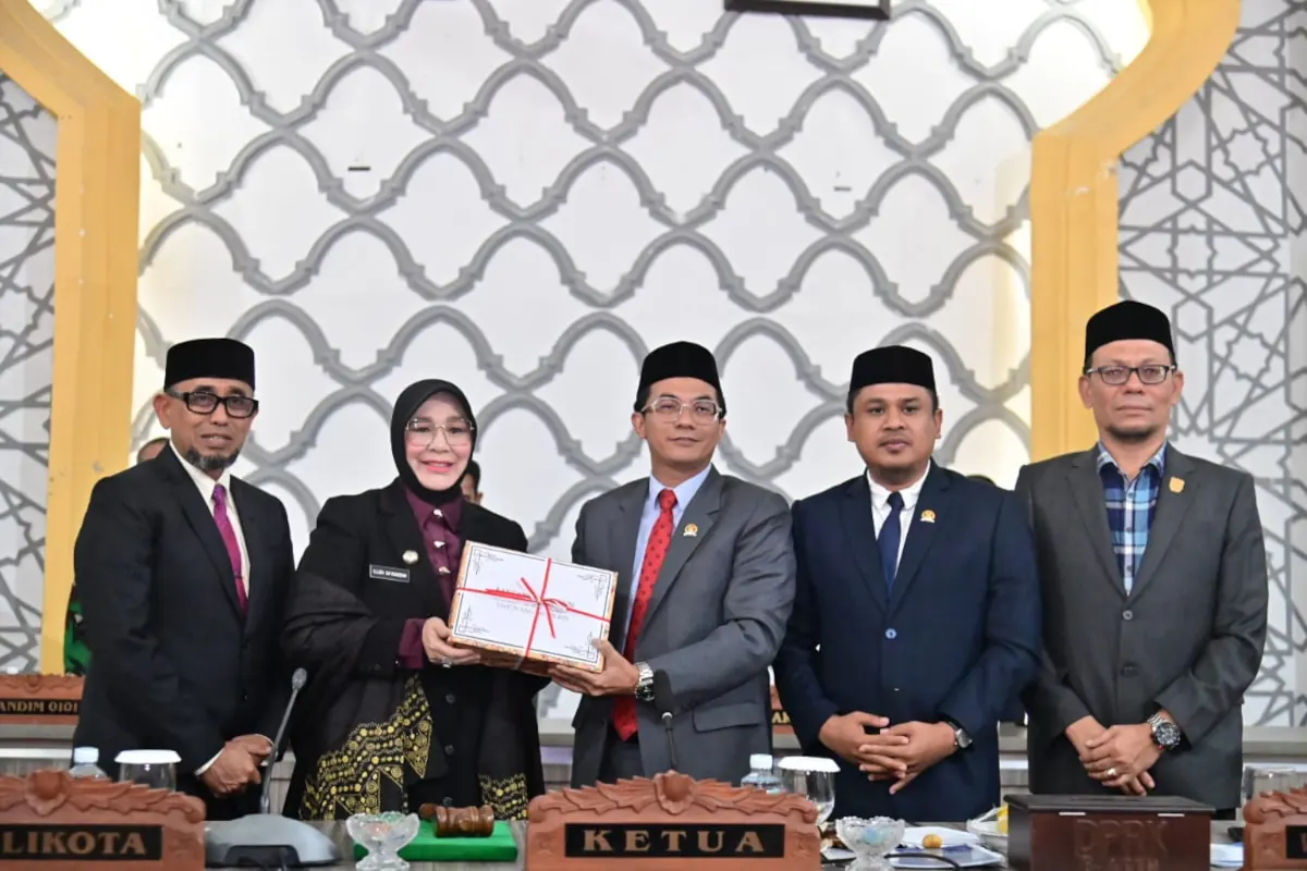 Wali Kota Banda Aceh menyerahkan