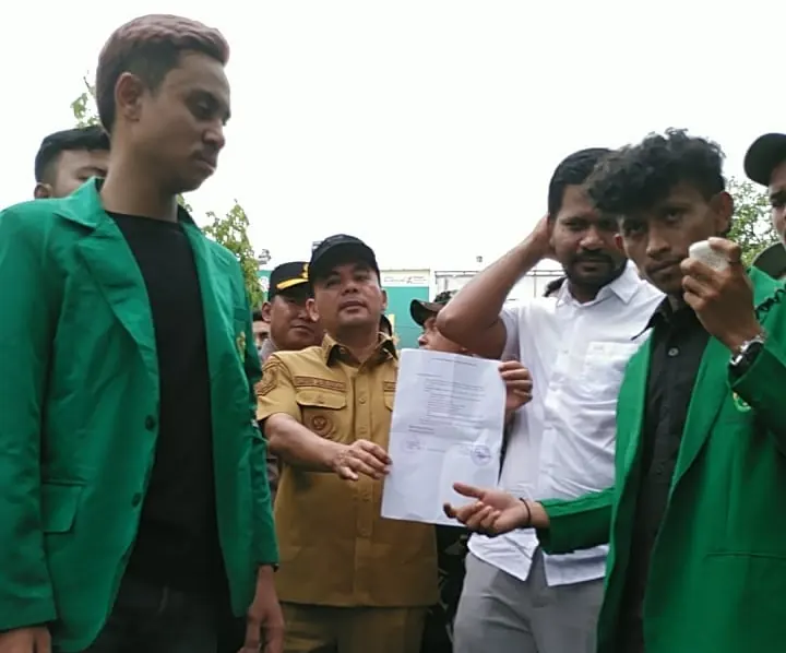 Wali Kota Sayuti dan Ketua DPRK Faisal menunjukkan tuntutan mahasiswa yang telah mereka teken