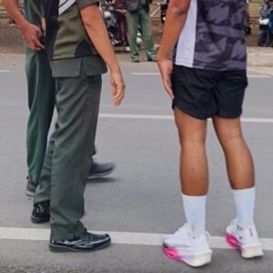 Ilustrasi petugas Satpol PP WH menegur pria bercelana pendek