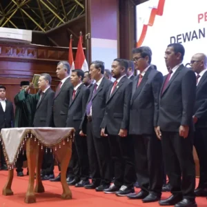 Mualem saat melantik Dewan Ekonomi Aceh