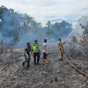 Proses pemadaman api di Lamtamot