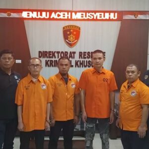 Tim Subdit Fismondev perlihatkan tersangka kasus PT BPRS Gayo