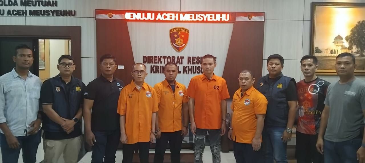 Tim Subdit Fismondev perlihatkan tersangka kasus PT BPRS Gayo