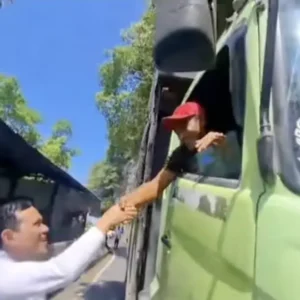 Wagub Aceh Fadhlullah menyalami sopir truk pelat BK yang melintas Geurutee