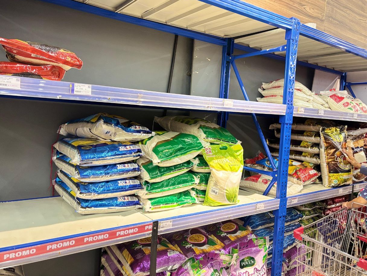 Bahan pokok di salah satu ritel modern