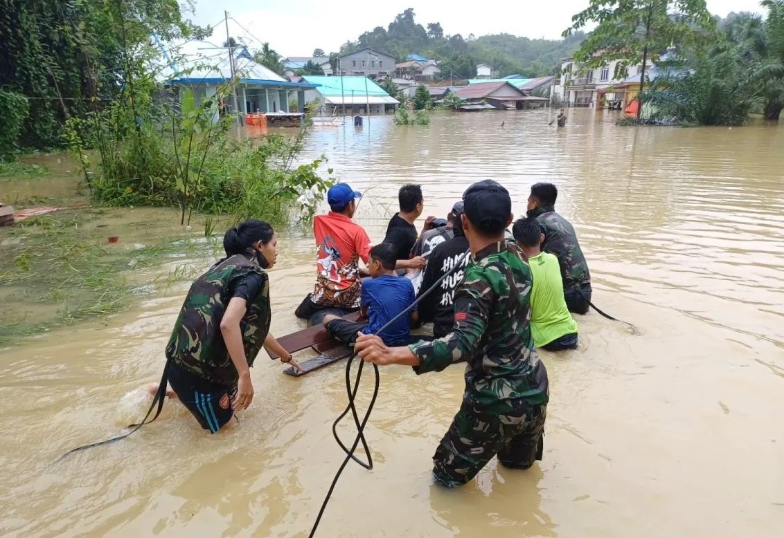 Banjir di daerah perbatasan Kalbar Malaysia