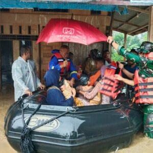 Evakuasi warga di Sawang Aceh Utara