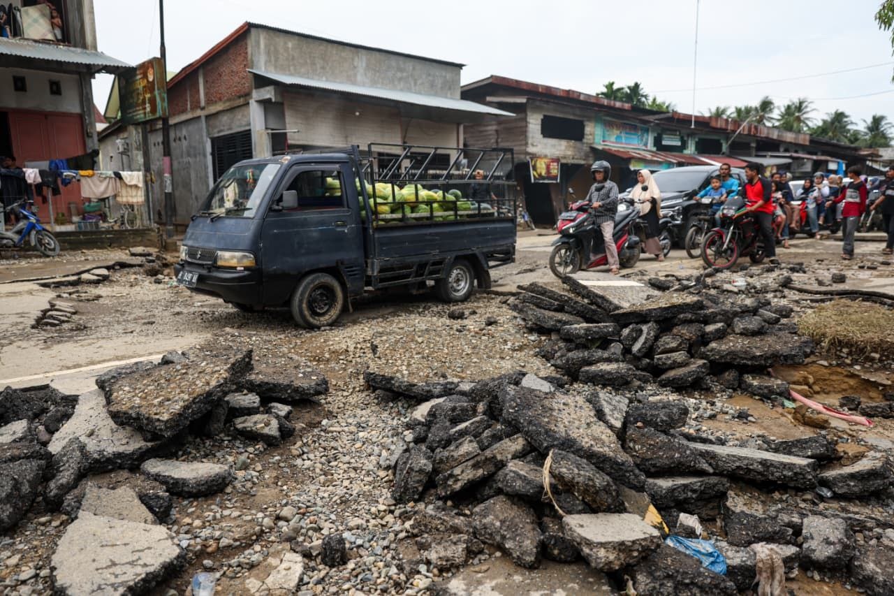 Jalan di Bireuen hancur akibat banjir