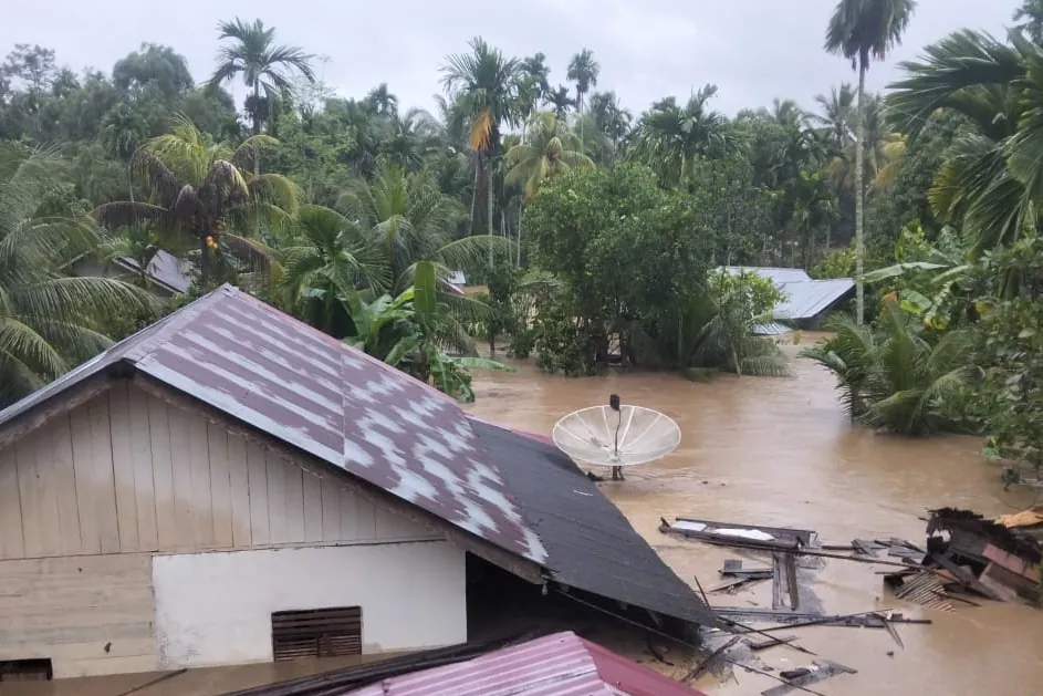 Kondisi rumah warga di Gampong Blang Reuling tenggelam saat banjir. Foto direkam pada 26 November 2025 pukul 07.43 waktu Aceh