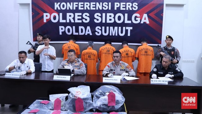 Lima pelaku pengeroyokan Arjuna dihadirkan saat temu pers di Mapolres Sibolga