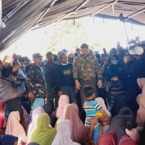 Menhan Sjafrie tinjau pengungsi korban banjir di Blang Awe Pijay