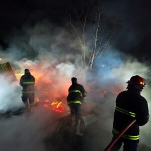 Petugas damkar BPBD Aceh Tengah memadamkan api