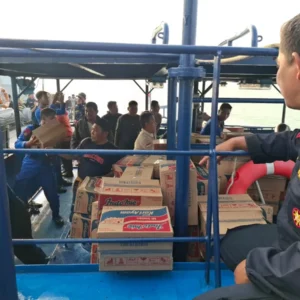Proses pemindahan bantuan (STS) dari KRI ke kapal Bea Cukai