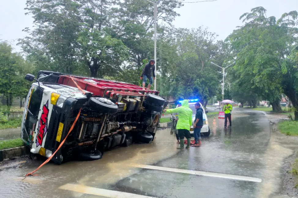 Truks terbalik di Lhokseumawe