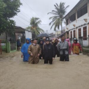 Wali Kota Sayuti di lokasi banjir