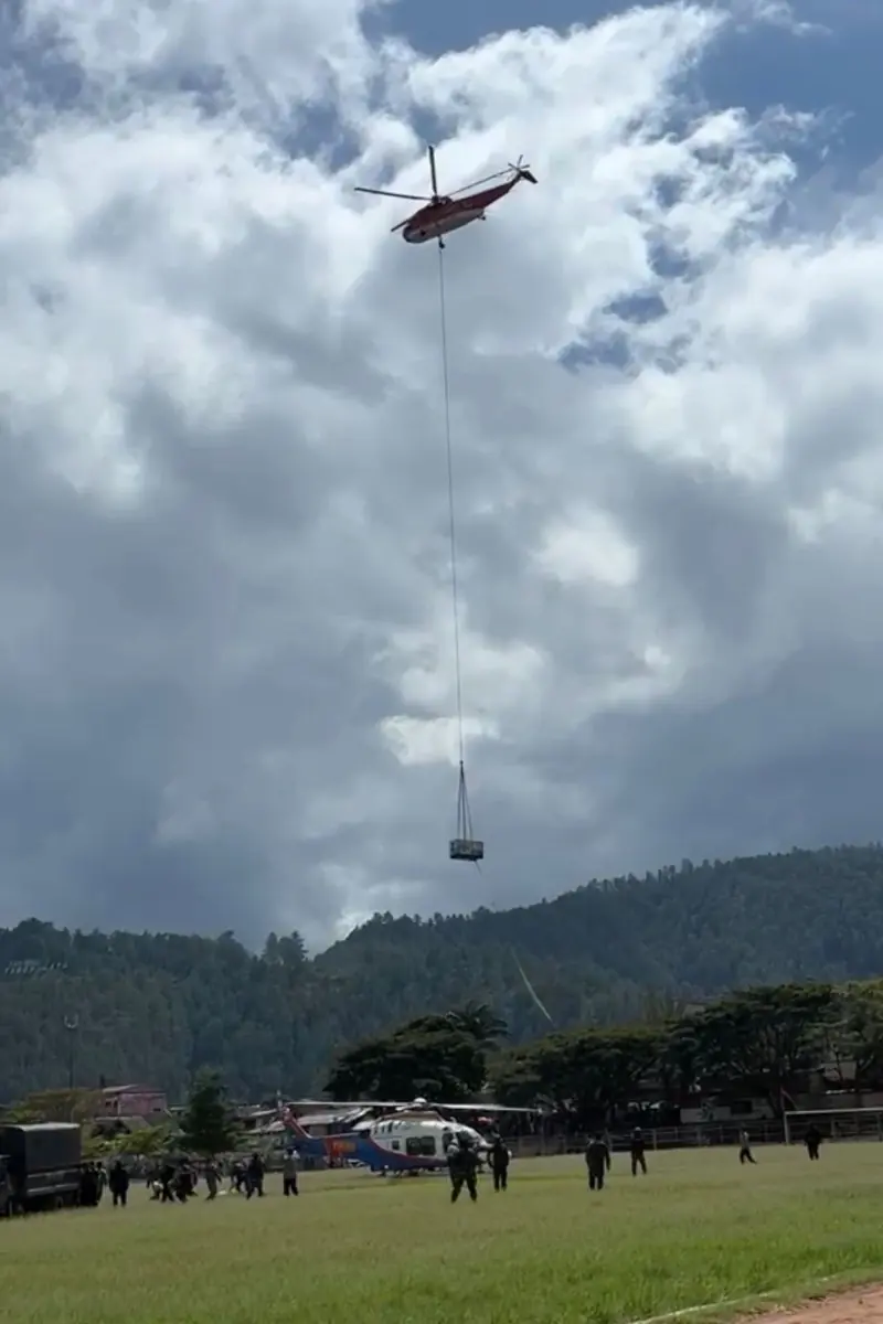 Helikopter saat menurunkan genset 250 kVA untuk RSUD Datu Beru Takengon, Aceh Tengah