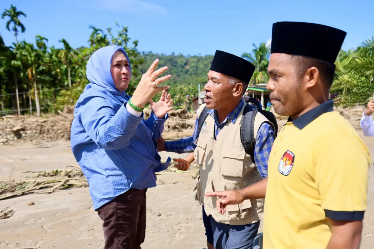 Kak Na berbincang dengan warga Lokop