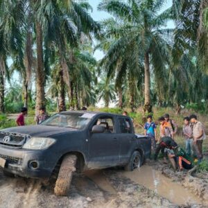 Kendaraan relawan BEM Unimal terjebak lumpur