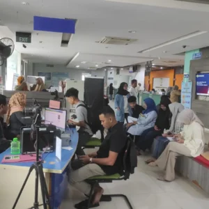 Para pelajar merekam KTP di kantor Disdukcapil Banda Aceh