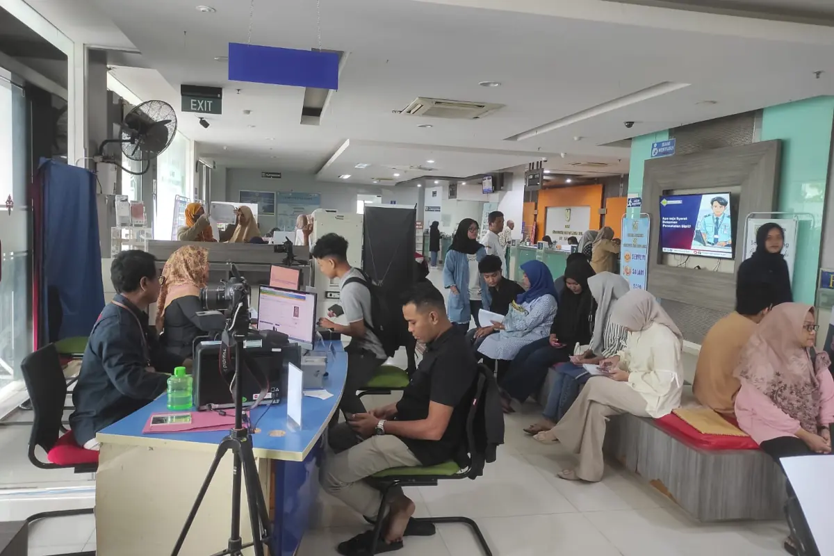 Para pelajar merekam KTP di kantor Disdukcapil Banda Aceh
