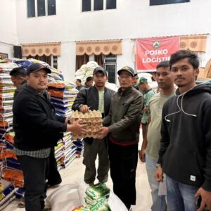 Penyaluran bantuan beras di posko logistik bener meriah