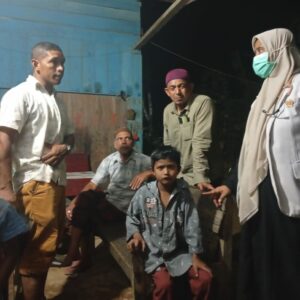 Petugas medis Simpang Keuramat usai periksa Akbar korban banjir