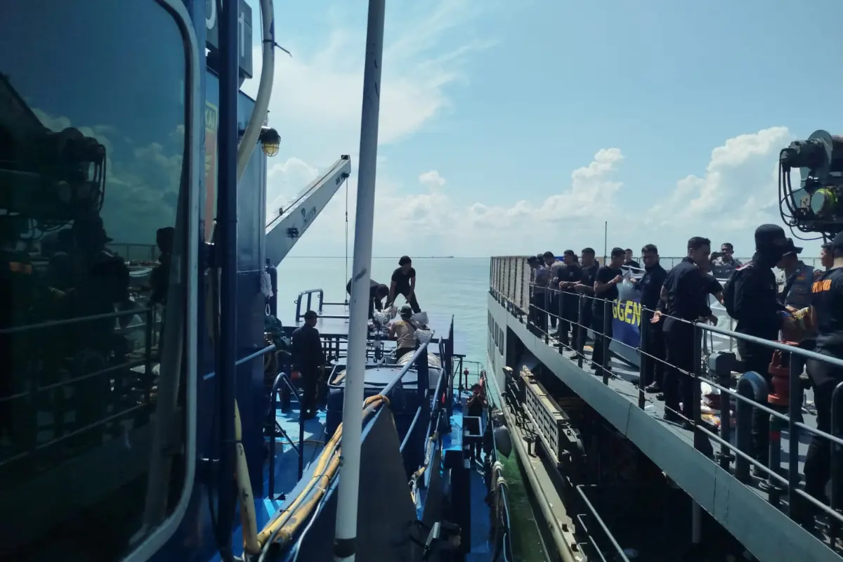 Proses STS logistik dari Kapal Wisanggeni ke Kapal Bea Cukai