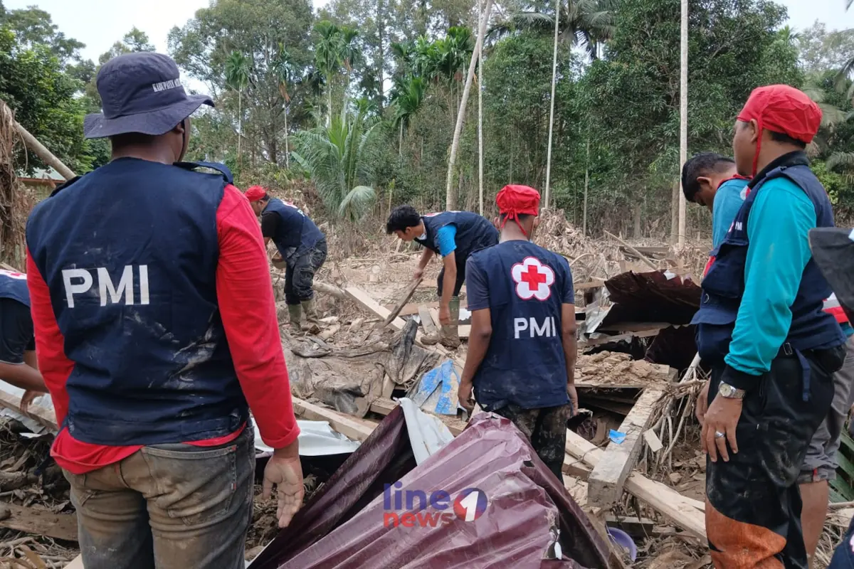 Relawan PMI cari korban banjir1