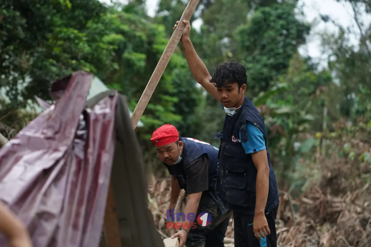 Relawan PMI cari korban banjir2