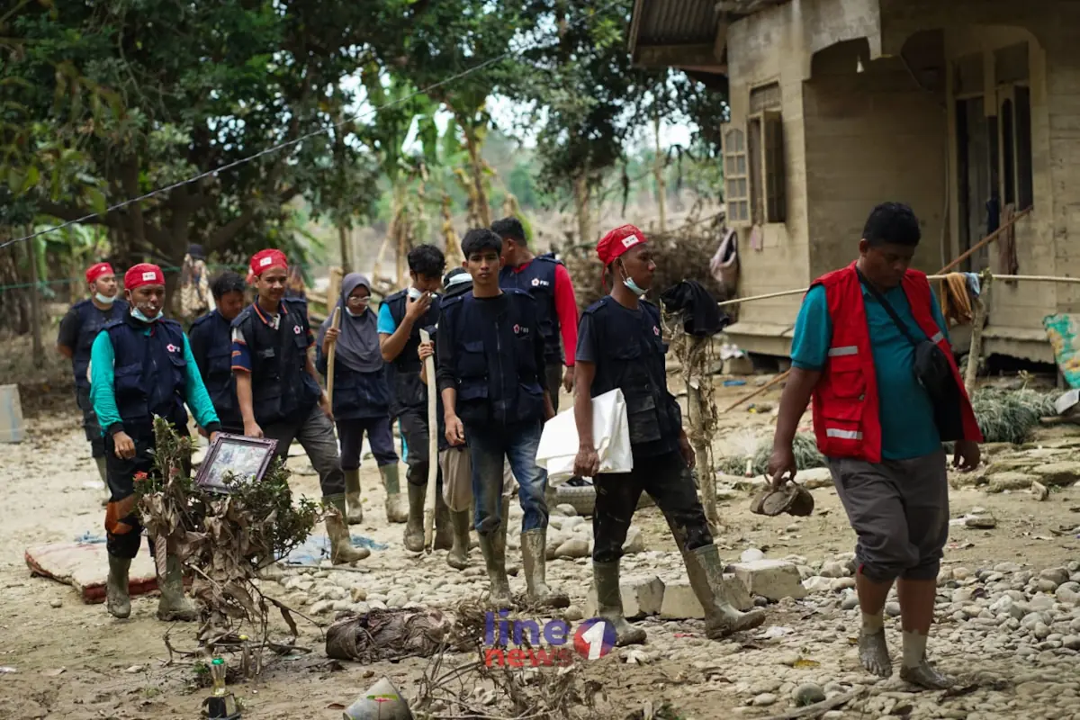 Relawan PMI cari korban banjir3
