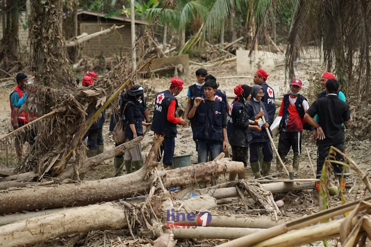 Relawan PMI cari korban banjir5