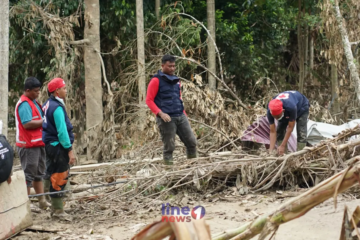 Relawan PMI cari korban banjir6