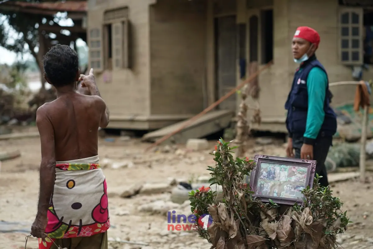 Relawan PMI cari korban banjir8