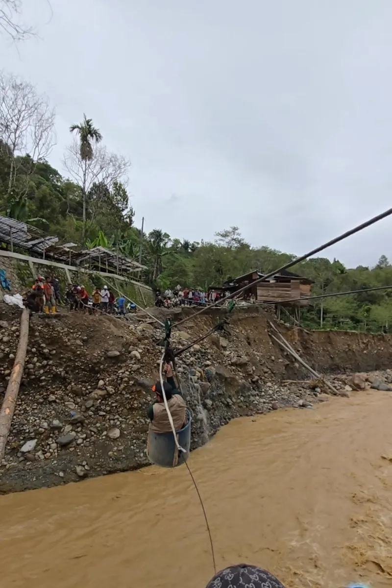 Sling baja di bekas jembatan Rusip Antara