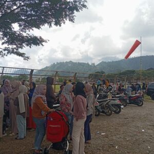 Warga Aceh Tengah menunggu kedatangan Presiden