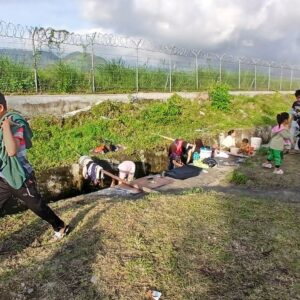 Warga Rembele manfaatkan kali cuci pakaian