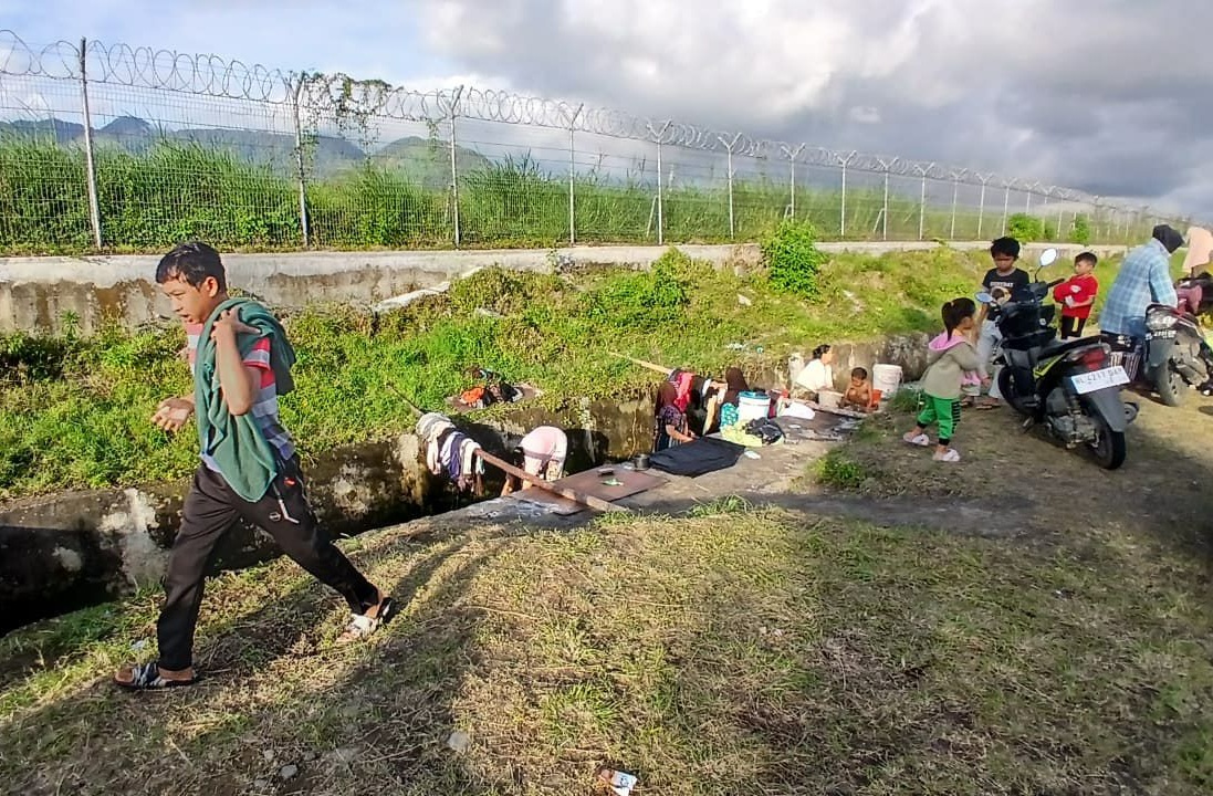 Warga Rembele manfaatkan kali cuci pakaian