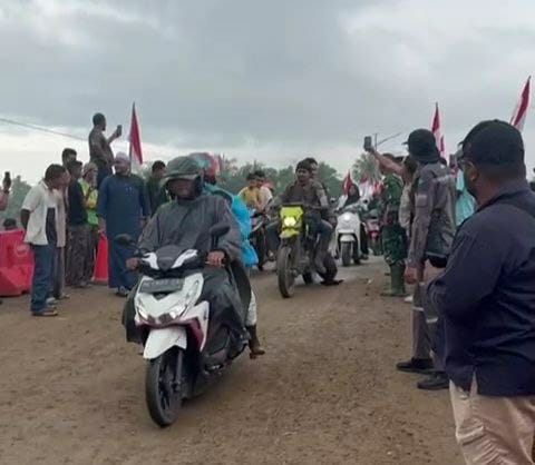 Warga melintas Jembatan Kuta Blang