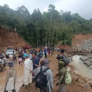 Warga melintas di Jalan KKA