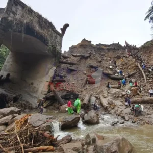 Warga melintasi jembatan Wih Pase