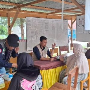 Warga mendapatkan pelayanan kesehatan dari Mobile Clinic IDI Bener Meriah